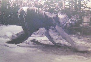 Agent-Orange-Opfer Ut Duoc: Ut Duoc ist 23 Jahre alt aus der Gemeinde Hoa Vang, Stadt Da Nang. Er kann nicht laufen. Dieser hübsche, junge Mann muss immer auf allen Vieren gehen. Während des Krieges wurde die Bevölkerung dieser Region dazu gezwungen, im Kampfgebiet mit der täglichen Bedrohung durch Kugeln, Bomben und Agent-Orange-Verseuchung zu leben. Foto: Doan Duc Minh Agent-Orange-Opfer Ut Duoc: Ut Duoc ist 23 Jahre alt aus der Gemeinde Hoa Vang, Stadt Da Nang. Er kann nicht laufen. Dieser hübsche, junge Mann muss immer auf allen Vieren gehen. Während des Krieges wurde die Bevölkerung dieser Region dazu gezwungen, im Kampfgebiet mit der täglichen Bedrohung durch Kugeln, Bomben und Agent-Orange-Verseuchung zu leben. Foto: Doan Duc Minh