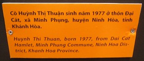 Agent-Orange-Opfer Huynh Thi Thuan, Text: Huyn Thi Thuan, geboren 1977, aus dem Dorf Dai Cat, Gemeinde Minh Phung, Distrikt Ninh Hoa, Provinz Khanh Hoa Agent-Orange-Opfer Huynh Thi Thuan, Text: Huyn Thi Thuan, geboren 1977, aus dem Dorf Dai Cat, Gemeinde Minh Phung, Distrikt Ninh Hoa, Provinz Khanh Hoa