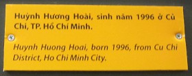 Agent-Orange-Opfer Huynh Huong Hoai, Text: Huynh Huong Hoai, geboren 1996, vom Distrikt Cu Chi in Saigon (Ho Chi Minh-Stadt) Agent-Orange-Opfer Huynh Huong Hoai, Text: Huynh Huong Hoai, geboren 1996, vom Distrikt Cu Chi in Saigon (Ho Chi Minh-Stadt)
