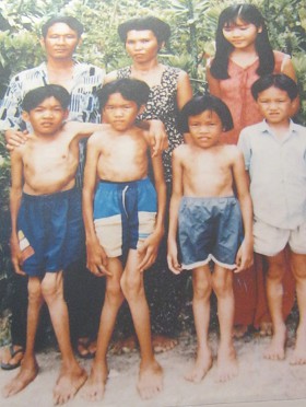 4 Geschwister sind alle Agent-Orange-Opfer: Die vier Geschwister Phong, Thao, Huong und Ha (erste Reihe), sie kommen aus der Gemeinde Phu Phong, Distrikt Chau Thanh, Provinz Tien Giang [zum Teil fehlt der Hals, gedrungener Oberk�rper, zum Teil unproportionierte Arme, zum Teil totale X-Beine]