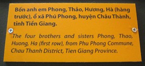 4 Geschwister sind alle Agent-Orange-Opfer, Text: Die vier Geschwister Phong, Thao, Huong und Ha (erste Reihe), sie kommen aus der Gemeinde Phu Phong, Distrikt Chau Thanh, Provinz Tien Giang