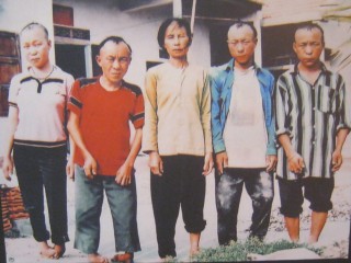Mutter (in der Mitte) mit 4 Kindern, alles Agent-Orange-Opfer: [Die Mutter] Nguyen Thi Nghien (54 Jahre) aus der Gemeinde Nghia Lo, Distrikt Nghia Dan, Provinz Nghe An. Alle ihre 4 Kinder sind durch die Aussetzung von Agent Orange / Dioxin betroffen.