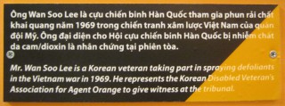 Der s�dkoreanische Vertreter der Agent-Orange-Opfer in S�dkorea am Internationalen Volkstribunal zur Unterst�tzung  vietnamesischer Agent-Orange-Opfer, 15.-18. Mai 2009 in Paris, Text  Herr Wan Soo Lee ist ein [s�d]-koreanischer Veteran, der bei Sprayaktionen zur Entlaubung im Vietnamkrieg 1969 teilgenommen hat. Er vertritt die [s�d]-koreanische Gesellschaft behinderter Veteranen durch Agent Orange und pr�sentiert hier dem Tribunal seinen Bericht.