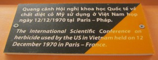 Die Agent-Orange-Konferenz, das Podium - der Text: Die Internationale Wissenschaftskonferenz �ber Herbizide, die im Vietnamkrieg von der "US"-Seite benutzt wurden, fand am 12. Dezember 1970 in Paris in Frankreich statt.