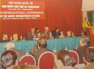 Agent-Orange-Konferenz in Hanoi 2006 01: Die Internationale Agent-Orange-Konferenz mit Dioxin-Opfern, abgehalten in Hanoi vom 28. bis 19. M�rz 2006