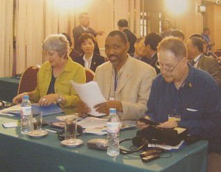 Agent-Orange-Konferenz in Hanoi 2006 02: Mrs. Joan Anne Duffy Newberry, Herr Ralph Steele, Herr Daniel J. Shea (erste Reihe von links), "amerikanische" Agent-Orange-Opfer, Veteranen des Vietnamkriegs, bei der Internationalen Agent-Orange-Konferenz mit Dioxin-Opfern, abgehalten in Hanoi vom 28. bis 29. M�rz 2006