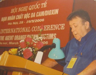 Internationale Agent-Orange-Konferenz in Hanoi 2006 03: Herr Eric Giblett, ein australisches Agent-Orange-Opfer, ein Veteran des Vietnamkriegs, bei der Internationalen Agent-Orange-Konferenz mit Dioxin-Opfern vom 28.-29. M�rz 2006