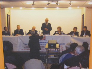 Internationales Volkstribunal zur Unterst�tzung  vietnamesischer Agent-Orange-Opfer, 15.-18. Mai 2009 in Paris: Auf dem Bild sind das Pr�sidium und die Jury des Internationalen Volkstribunal zur Unterst�tzung der vietnamesischen Agent-Orange-Opfer zu sehen. Die Konferenz wurde vom 15. bis 18. Mai 2009 in Paris abgehalten, organisiert von der Internationalen Gesellschaft Demokratischer Anw�lte.