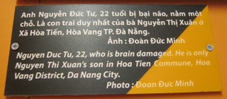 Agent-Orange-Opfer, Text: Nguyen Duc Tu, 22, hat einen Hirnschaden. Er ist der Sohn von Nguyen Thi Xuan aus der Gemeinde Hoa Tien, Stadtbezirk Hoa Vang, Stadt Da Nang.