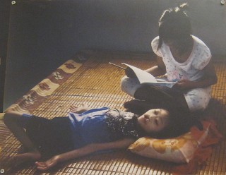Agent-Orange-Opfer Nguyen Thi Thanh Mai: Lernen und der Schwester etwas Glück bringen Nguyen Thi Thanh Mai (geboren 2002) ist seit der Geburt an gelähmt, und hat eine grosse Mundspalte. Sie wird von ihren Eltern und der jüngeren Schwester gepflegt. Bezirk Binh Khanh, Distrikt Can Gio, Ho Chi Minh City. Foto: Ngoc Bao Agent-Orange-Opfer Nguyen Thi Thanh Mai: Lernen und der Schwester etwas Glück bringen Nguyen Thi Thanh Mai (geboren 2002) ist seit der Geburt an gelähmt, und hat eine grosse Mundspalte. Sie wird von ihren Eltern und der jüngeren Schwester gepflegt. Bezirk Binh Khanh, Distrikt Can Gio, Ho Chi Minh City. Foto: Ngoc Bao