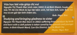 Agent-Orange-Opfer, Text: Lernen und der Schwester etwas Glück bringen Nguyen Thi Thanh Mai (geboren 2002) ist seit der Geburt an gelähmt, und hat eine grosse Mundspalte. Sie wird von ihren Eltern und der jüngeren Schwester gepflegt. Bezirk Binh Khanh, Distrikt Can Gio, Ho Chi Minh City. Foto: Ngoc Bao Agent-Orange-Opfer, Text: Lernen und der Schwester etwas Glück bringen Nguyen Thi Thanh Mai (geboren 2002) ist seit der Geburt an gelähmt, und hat eine grosse Mundspalte. Sie wird von ihren Eltern und der jüngeren Schwester gepflegt. Bezirk Binh Khanh, Distrikt Can Gio, Ho Chi Minh City. Foto: Ngoc Bao
