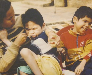 Agent-Orange-Opfer, das Kind von Phan Thi Xuan: Frau Phan Thi Xuan mit ihrem Kind, Gemeinde Xuan Long, Distrikt Huong Son, Provinz Ha Tinh Agent-Orange-Opfer, das Kind von Phan Thi Xuan: Frau Phan Thi Xuan mit ihrem Kind, Gemeinde Xuan Long, Distrikt Huong Son, Provinz Ha Tinh