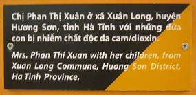 Agent-Orange-Opfer, Text: Frau Phan Thi Xuan mit ihrem Kind, Gemeinde Xuan Long, Distrikt Huong Son, Provinz Ha Tinh Agent-Orange-Opfer, Text: Frau Phan Thi Xuan mit ihrem Kind, Gemeinde Xuan Long, Distrikt Huong Son, Provinz Ha Tinh