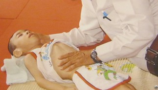 Priester Phan Khac Tu in einer Pflegeeinrichtung "Thien Phuoc" mit einem Agent-Orange-Opfer: Die Liebe für Thien Phuoc Priester Phan Khac Tu ist der Mann, der drei Pflegeeinrichtungen "Thien Phuoc" eingerichtet hat - in Saigon (Ho Chi Minh City), um behinderte Kinder zu pflegen, die durch die Chemikalie Dioxin einen Schaden erlitten haben Priester Phan Khac Tu in einer Pflegeeinrichtung "Thien Phuoc" mit einem Agent-Orange-Opfer: Die Liebe für Thien Phuoc Priester Phan Khac Tu ist der Mann, der drei Pflegeeinrichtungen "Thien Phuoc" eingerichtet hat - in Saigon (Ho Chi Minh City), um behinderte Kinder zu pflegen, die durch die Chemikalie Dioxin einen Schaden erlitten haben