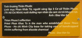 Agent-Orange-Opfer, Text: Die Liebe für Thien Phuoc Priester Phan Khac Tu ist der Mann, der drei Pflegeeinrichtungen "Thien Phuoc" eingerichtet hat - in Saigon (Ho Chi Minh City), um behinderte Kinder zu pflegen, die durch die Chemikalie Dioxin einen Schaden erlitten haben Agent-Orange-Opfer, Text: Die Liebe für Thien Phuoc Priester Phan Khac Tu ist der Mann, der drei Pflegeeinrichtungen "Thien Phuoc" eingerichtet hat - in Saigon (Ho Chi Minh City), um behinderte Kinder zu pflegen, die durch die Chemikalie Dioxin einen Schaden erlitten haben