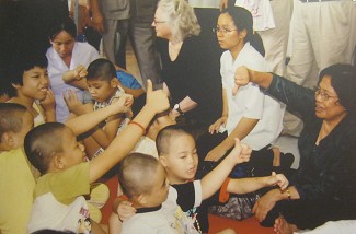 Agent-Orange-Opfer mit Frau Nguyen Thi Ngoc Phuong von der Vereinigung für Dioxin-Chemieopfer in Saigon (Ho Chi Minh City): Glück gebracht Die Arbeiterkönigin Frau Nguyen Thi Ngoc Phuong - Vizevorsitzender der Vereinigung für Dioxin-Chemieopfer in Saigon (Ho Chi Minh City) - bringt den Opfern Freude und Glück Agent-Orange-Opfer mit Frau Nguyen Thi Ngoc Phuong von der Vereinigung für Dioxin-Chemieopfer in Saigon (Ho Chi Minh City): Glück gebracht Die Arbeiterkönigin Frau Nguyen Thi Ngoc Phuong - Vizevorsitzender der Vereinigung für Dioxin-Chemieopfer in Saigon (Ho Chi Minh City) - bringt den Opfern Freude und Glück