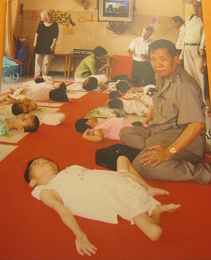 Agent-Orange-Opfer mit Generalmajor Tran Ngoc Tho: Ruf nach Gerechtigkeit Generalmajor Tran Ngoc Tho - Vorsitzernder der Vereinigung für Dioxin-Chemieopfer in Saigon (Ho Chi Minh City) - kämpft immer für Gerechtigkeit. Foto: Dao Van Su Agent-Orange-Opfer mit Generalmajor Tran Ngoc Tho: Ruf nach Gerechtigkeit Generalmajor Tran Ngoc Tho - Vorsitzernder der Vereinigung für Dioxin-Chemieopfer in Saigon (Ho Chi Minh City) - kämpft immer für Gerechtigkeit. Foto: Dao Van Su