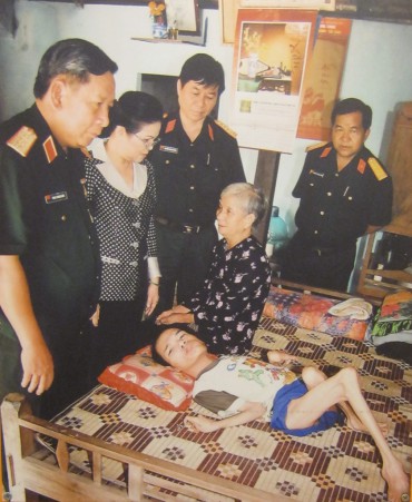 Agent-Orange-Opfer mit Leutnantgeneral Phan Trung Kien: Ein öffentlicher Schmerz Alt-Leutnantgeneral Phan Trung Kien, Mitglied des Zentralkomitees der Vietnamesischen Kommunistischen Partei und Untersekretär des Verteidigungsministeriums, besucht zusammen mit seiner Ehefrau und anderen Offizieren der Militärregion 7 Familien mit Dioxin-Chemie-Opfern, die unter den Langzeitfolgen leiden, und verteilt Geschenke. Distrikt Cu Chi, Saigon (Ho Chi Minh City) Agent-Orange-Opfer mit Leutnantgeneral Phan Trung Kien: Ein öffentlicher Schmerz Alt-Leutnantgeneral Phan Trung Kien, Mitglied des Zentralkomitees der Vietnamesischen Kommunistischen Partei und Untersekretär des Verteidigungsministeriums, besucht zusammen mit seiner Ehefrau und anderen Offizieren der Militärregion 7 Familien mit Dioxin-Chemie-Opfern, die unter den Langzeitfolgen leiden, und verteilt Geschenke. Distrikt Cu Chi, Saigon (Ho Chi Minh City)