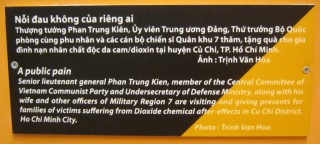 Agent-Orange-Opfer, Text: Ein öffentlicher Schmerz Alt-Leutnantgeneral Phan Trung Kien, Mitglied des Zentralkomitees der Vietnamesischen Kommunistischen Partei und Untersekretär des Verteidigungsministeriums, besucht zusammen mit seiner Ehefrau und anderen Offizieren der Militärregion 7 Familien mit Dioxin-Chemie-Opfern, die unter den Langzeitfolgen leiden, und verteilt Geschenke. Distrikt Cu Chi, Saigon (Ho Chi Minh City) Agent-Orange-Opfer, Text: Ein öffentlicher Schmerz Alt-Leutnantgeneral Phan Trung Kien, Mitglied des Zentralkomitees der Vietnamesischen Kommunistischen Partei und Untersekretär des Verteidigungsministeriums, besucht zusammen mit seiner Ehefrau und anderen Offizieren der Militärregion 7 Familien mit Dioxin-Chemie-Opfern, die unter den Langzeitfolgen leiden, und verteilt Geschenke. Distrikt Cu Chi, Saigon (Ho Chi Minh City)