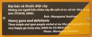 Agent-Orange-Opfer, Text: Schwere Waffen und Entlaubungsmittel Dieses einfache und offene Volk l�chelte mich an (den Fotografen) mit sehr gl�cklichem und gl�ckserwartendem Ausdruck (Saigon / Ho Chi Minh City, 2000) Foto: Murayama Yasufumi