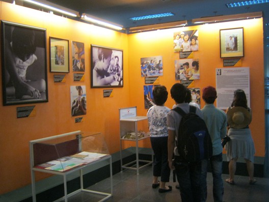 Fotoecke mit der Fotogalerie von Agent-Orange-Opfern in Vietnam