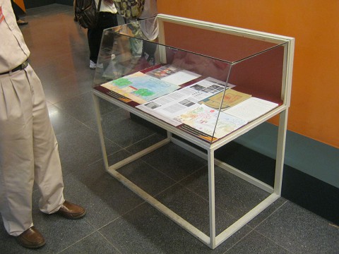 Vitrine mit Dokumenten zu Agent Orange