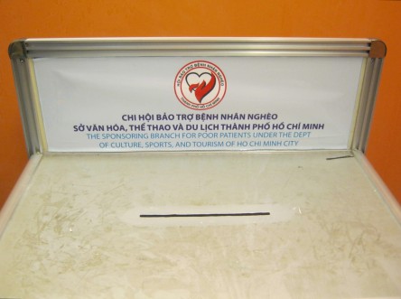 Vitrine f�r Spenden, die Adresse