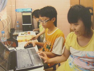 Agent-Orange-Opfer am Computer, Pham Thi Thu Thuy und Dang Minh Ban: Sich mit der Informationstechnologie vertraut machen Pham Thi Thu Thuy (geboren 1997) und Dang Minh Bang (geboren 1998) leiden an Gliederdeformation. Sie wurden in Dorf Hoa Binh II des Tu-Du-Spitals gepflegt, in Saigon (Ho Chi Minh City). Foto: Tran Truc Son
