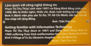 Agent-Orange-Opfer am Computer, Text: Sich mit der Informationstechnologie vertraut machen Pham Thi Thu Thuy (geboren 1997) und Dang Minh Bang (geboren 1998) leiden an Gliederdeformation. Sie wurden in Dorf Hoa Binh II des Tu-Du-Spitals gepflegt, in Saigon (Ho Chi Minh City). Foto: Tran Truc Son