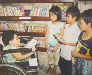 Agent-Orange-Opfer Huynh Thanh Thao im Rollstuhl: Ein behinderter "Lehrer" Huynh Thanh Thao (geboren 1986) unterrichtet mehrere Kinder in ihrer eigenen Bibliothek trotz seiner Behinderung, dass er nicht laufen kann - im Stadtbezirk Trung Lap Thuong, Provinz Cu Chi, Saigon (Ho Chi Minh City) Foto: Trinh Van Hoa