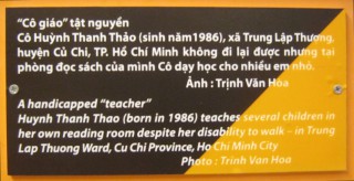 Agent-Orange-Opfer Huynh Thanh Thao im Rollstuhl - Nahaufnahme - Text : Ein behinderter "Lehrer" Huynh Thanh Thao (geboren 1986) unterrichtet mehrere Kinder in ihrer eigenen Bibliothek trotz seiner Behinderung, dass er nicht laufen kann - im Stadtbezirk Trung Lap Thuong, Provinz Cu Chi, Saigon (Ho Chi Minh City) Foto: Trinh Van Hoa