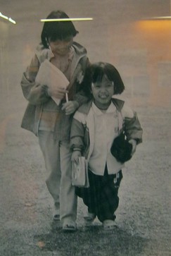 Agent-Orange-Opfer Luu Thi Binh (geistig nicht schulf�hig) und Vu Thi Loan (Kleinwuchs): Luu Thi Binh (9), ist geistig leicht zur�ckgeblieben. Sie geht nicht in die Schule, sondern ist in der Klasse f�r Kunststickerei. Ihre Freundin, Vu Thi Loan (14), leidet an Kleinwuchs. Sie wurde im Dorf Yen Noi geboren, Provinz Ha Tay. Sie hat eine leuchtende Ausstrahlung und geht in die Primarschule.
