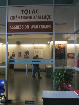 Das Kriegsmuseum von Vietnam in Saigon (Ho Chi Minh City) - der Eingang zur Abteilung mit den Kriegsverbrechen