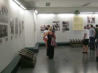 Die Fotogalerie mit Fotos �ber die Kriegsverbrechen der kriminellen NATO in Vietnam, zwei W�nde