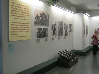 Die Fotogalerie mit Fotos �ber die Kriegsverbrechen der kriminellen NATO in Vietnam, die erste Wand