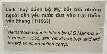 Kriminelle NATO-Soldaten spielen mit Vietnamesen R�uber und Poli und f�hren sie an Seilen am Hals ab, November 1965, Text