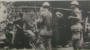 Dorfeinkreisungen und Terror gegen Dorfbewohner war der normale NATO-Alltag in Vietnam, hier eine Dorfeinkreisung Ende 1969: Eine Truppeneinheit der Kompanie 5 vom 5. Battallion des 46. Infanteriecorps der 198. Infanteriebrigade kreist ein Dorf zu "Befragungszwecken" ein - Ende 1969