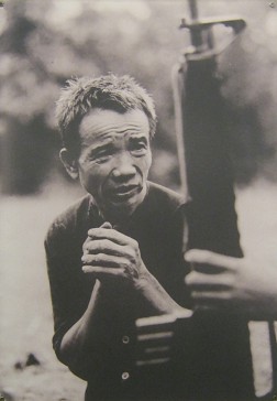 Die Verh�re der NATO in Vietnam waren meistens mit Folter verbunden: Ein vietnamesischer Zivilist wird von einem Soldaten der 101. Luftlandestreitkr�fte-Division w�hrend einer "Suche und zerst�re"-Operation befragt - Fr�hjahr 1968.