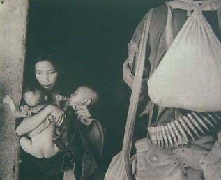 Die kriminelle NATO in Vietnam jagte auch Frauen mit Babys: Sogar Frauen und Babys sind Ziele der "US"-amerikanischen Division bei ihren Aufscheuchaktionen (Provinz Quang Ngai - 1967)