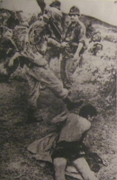 Vietnamkrieg: Die kriminelle NATO folter einen Bauern 02: GI-NATO-Soldaten der 1. Luftlandedivision foltern einen Bauern im Distrikt Binh Khe, Provinz Binh Dinh