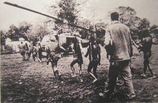 Die kriminelle NATO in Vietnam zwingt regelm�ssig die Bergebev�lkerung zu "Befragungen". Die Bev�lkerung mit Helikoptern deportiert.