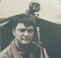 Ein "US"-Soldat der kriminellen NATO posiert mit einem Sch�del eines Vietnamsoldaten: Ein "amerikanischer" Soldat mit dem Sch�del eines vietnamesischen Patrioten