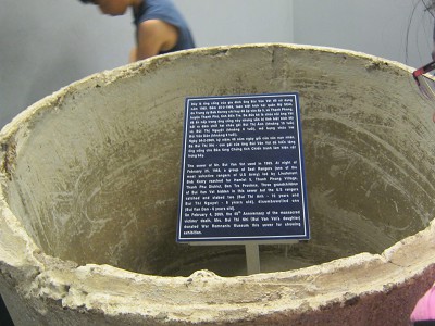 Das Abflussrohr, worin sich die drei Kinder von Thanh Phong versteckt hatten und am 25. Februar 1969 von NATO-Soldaten grundlos ermordet wurden, Nahaufnahme