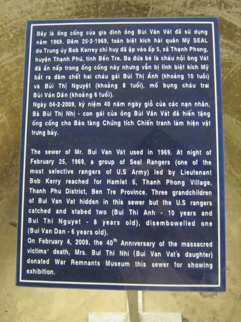 Die Beschreibung des Abflussrohrs, worin sich die drei Kinder von Thanh Phong versteckt hatten und am 25. Februar 1969 von NATO-Soldaten grundlos ermordet wurden