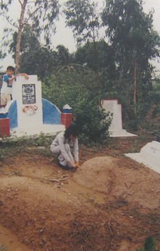Massaker von Thanh Phong von 1969: Die Gr�ber von Frau Vo Thi Tro und Frau Bui Thi Kim Phuon