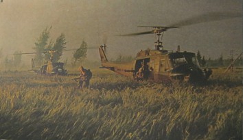 Helikopter der kriminellen NATO bringen die NATO-Soldaten in die Region My Lai: Sie rennen sogleich in Deckung. Das sind M�nner der Kompanie C, die mit Helikoptern hertransportiert wurde, um My Lai (Son My) anzugreifen.