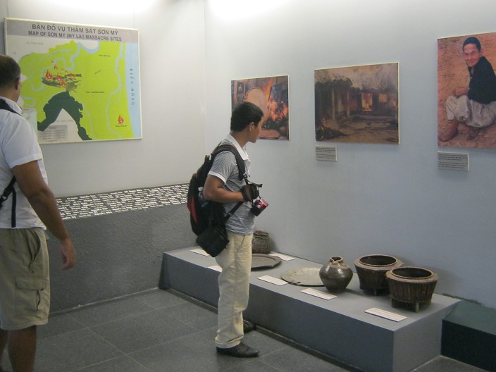 Fotoecke mit Karte, Fotos und Keramik vom My-Lai-Massaker
