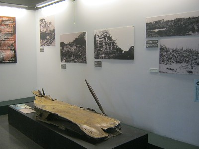 Fotoecke mit einem Wrackteil eines B52-Bombers