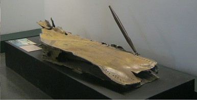 Fotoecke mit einem Wrackteil eines B52-Bombers, Zoom