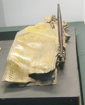 Fotoecke mit einem Wrackteil eines B52-Bombers, Hochkant